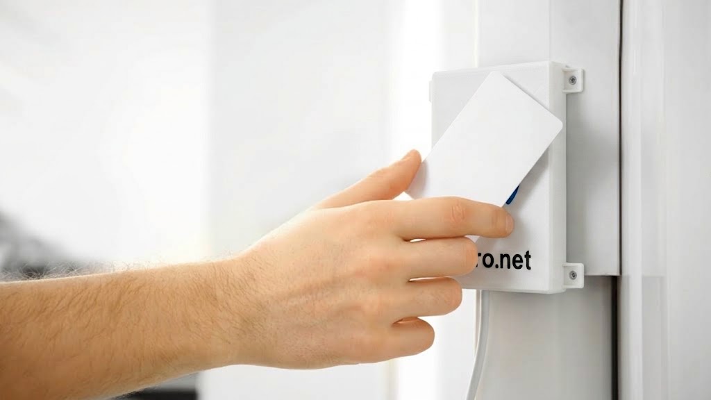 Sistema de Control de Asistencia y Acceso Inteligente RFID